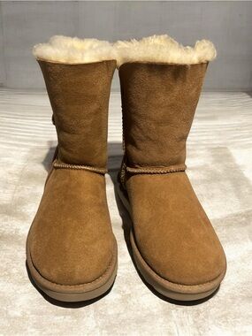 UGG Classic Short Bailey Zip Boots – Chestnut – Women’s Size 5 – New